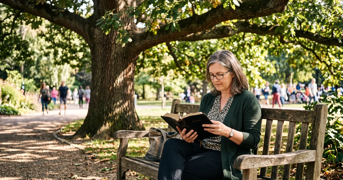Mujer parque banco leyendo la Biblia